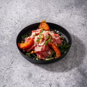 Apero: Bordje carpaccio van wit-blauw rund met zijn garnituur