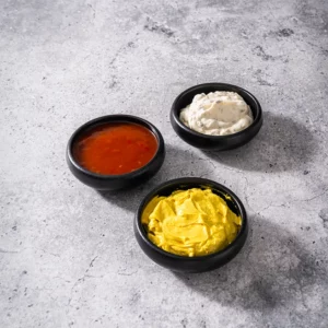 Assortiment sausjes (curry saus, tartaarsaus, zigeunersaus)