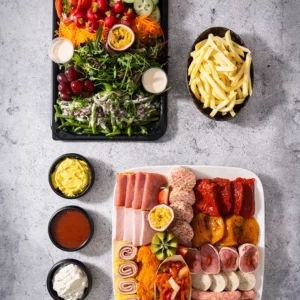 Gourmet pakket (vlees, koude groenten, frieten, 3 soorten sausjes)