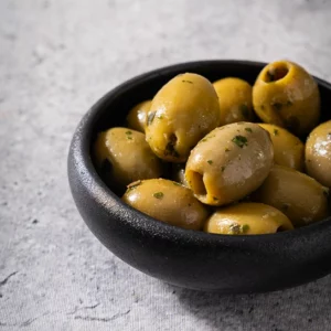 Groene olijf met basilicum