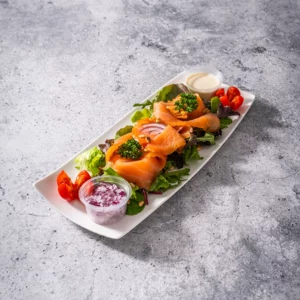 Bordje gerookte zalm vergezeld met zijn garnituur